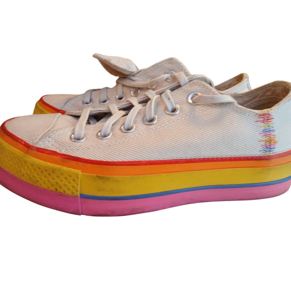 Converse Allstars  super colorful Tennis shoes size 6 women.